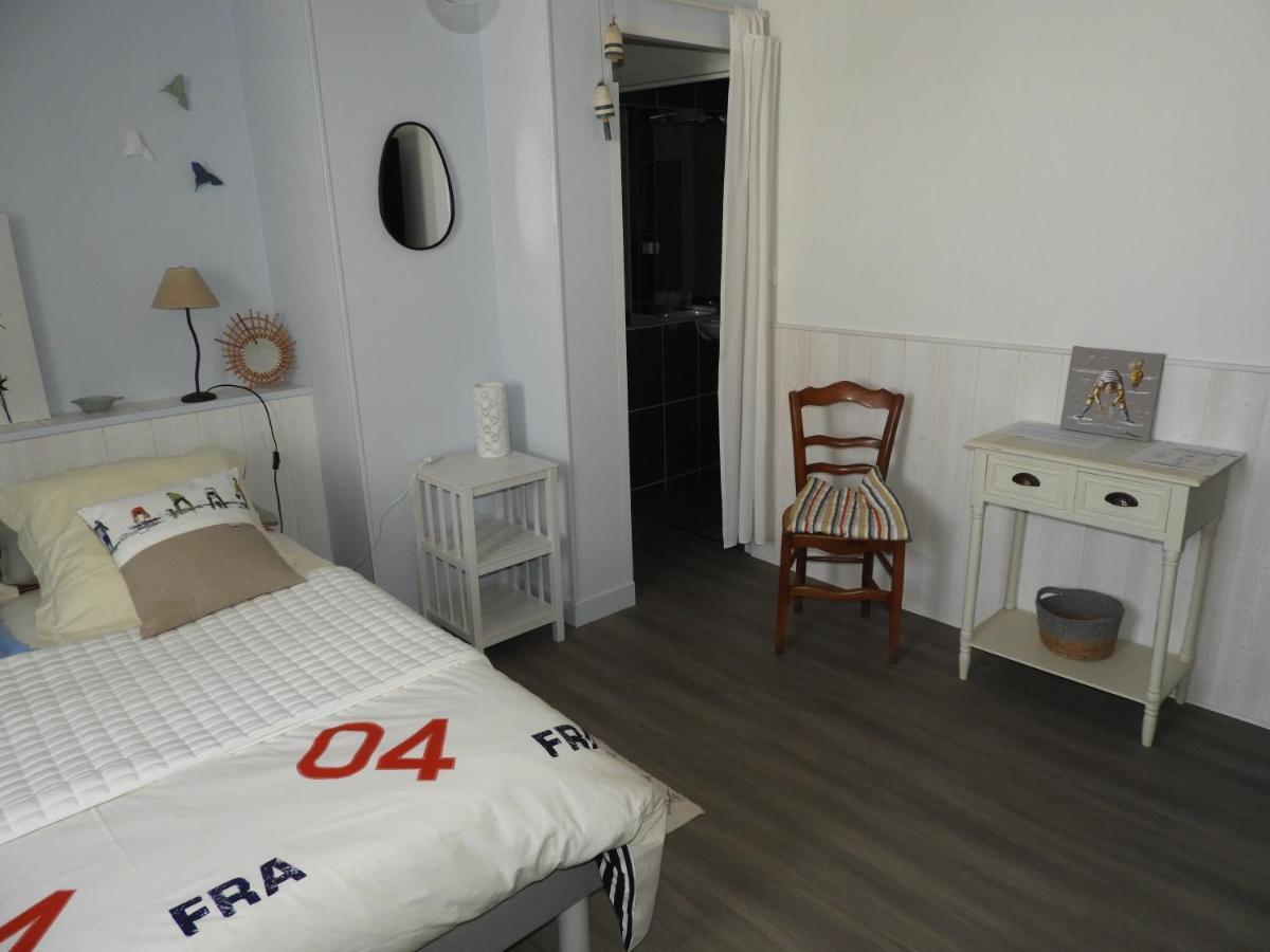 Les Volets Bleus Bed and Breakfast Saint-Guénolé Buitenkant foto